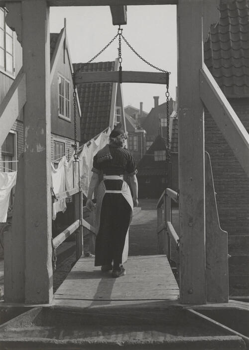 Meisje in Volendammer dracht, 1951