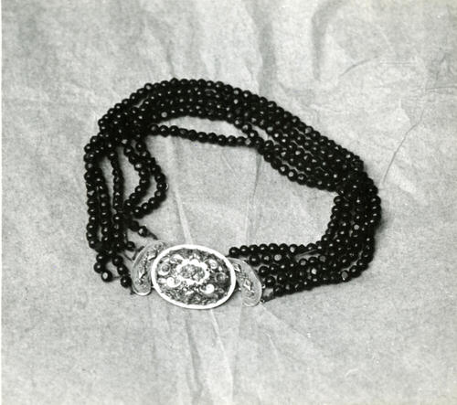 Halssnoer, Huizen, 1945