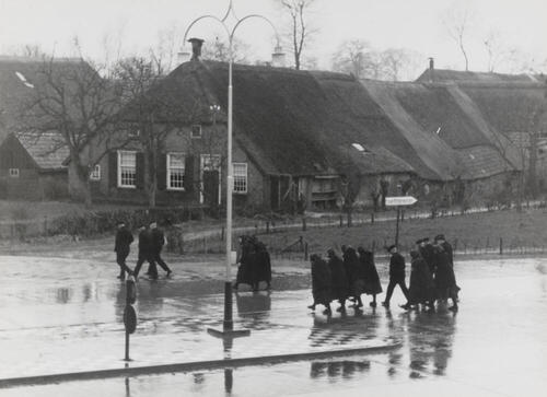 Kerkgangers ter hoogte van 'De Hoek', Staphorst, 1944