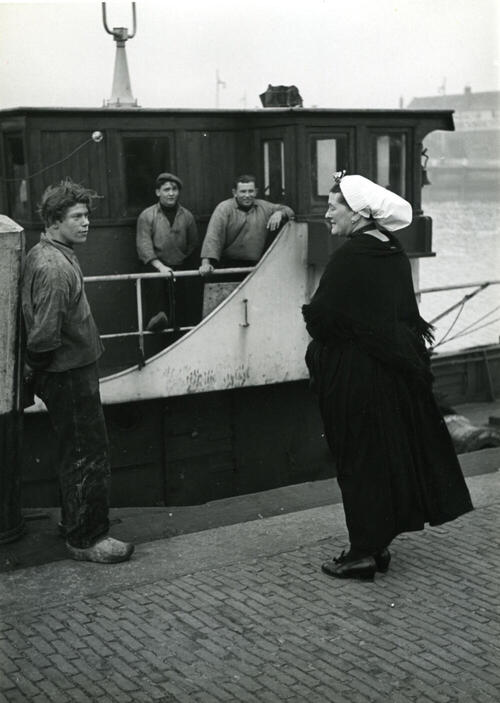 Vrouw in Scheveningse dracht, 1951
