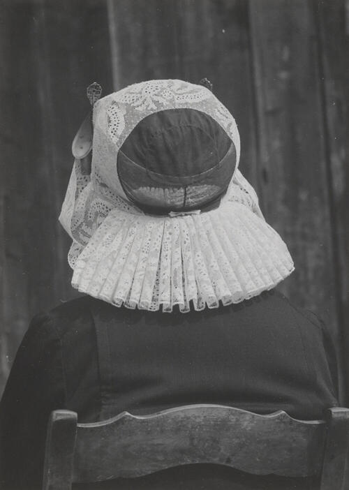 Weduwe Smit in streekdracht uit Laren, 1952