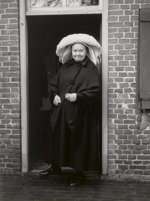 Vrouw uit Oirschot in rouwdracht, 1950