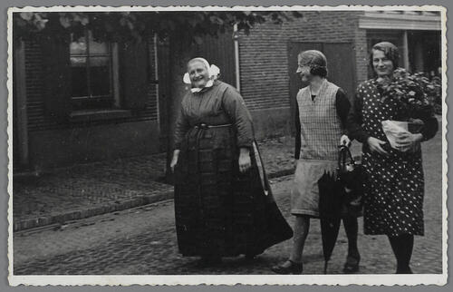Mevrouw Baan met haar dochters Diene en Hanne, Rijssen, circa 1932