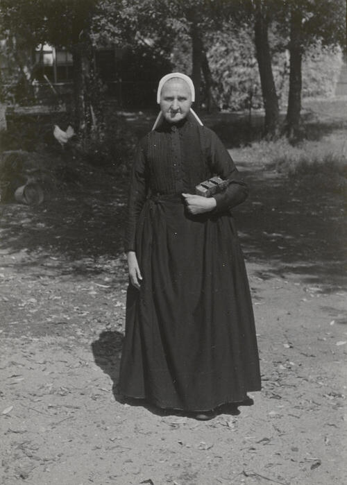 Daatje Post uit Vriezenveen in Sallandse dracht, 1947