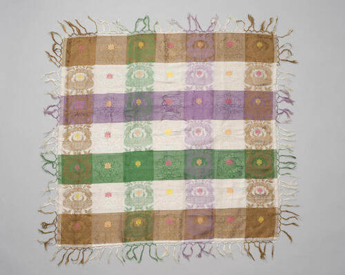 Vierkante zijden doek met franje, Groningen, voor 1963