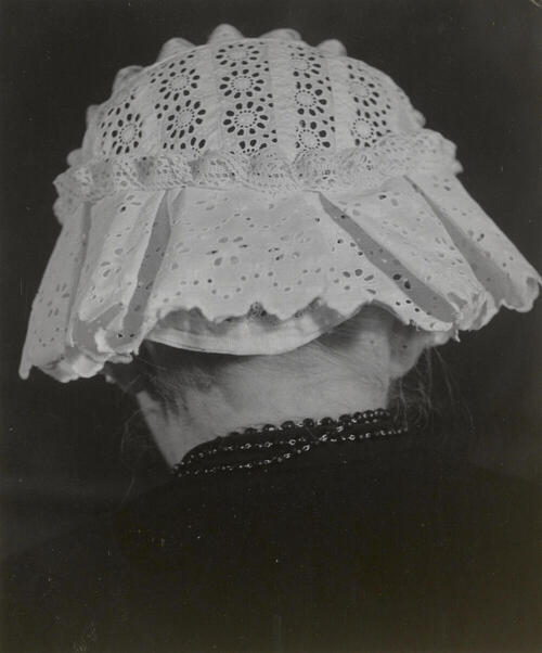 Mevrouw Keur uit Scherpenisse in Thoolse dracht, 1955
