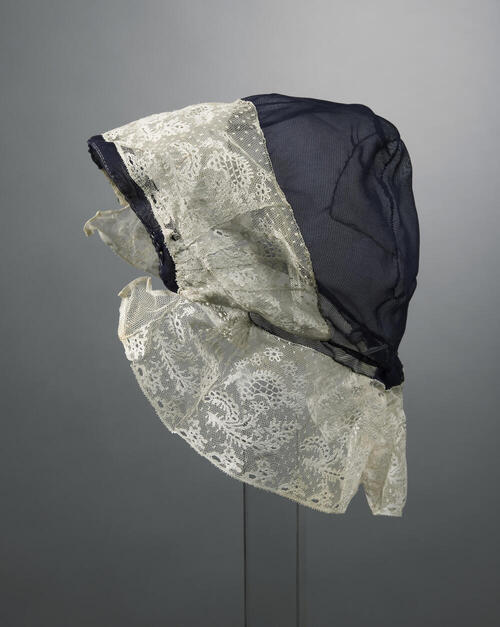 Kap of oorijzermuts, West-Friesland, voor 1949