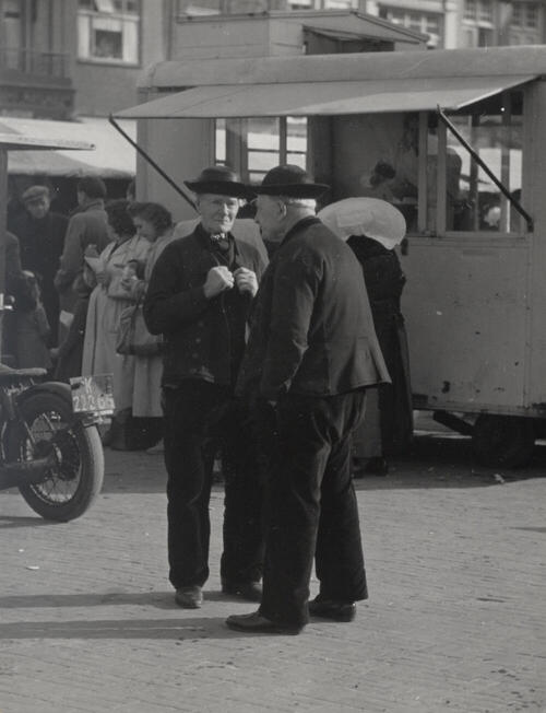 Mannen in Zuid-Bevelandse dracht, Goes, 1950