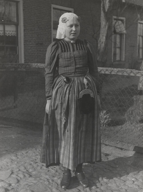 Sijchien Wolbers uit Orvelte, verkleed in Drentse dracht, 1944