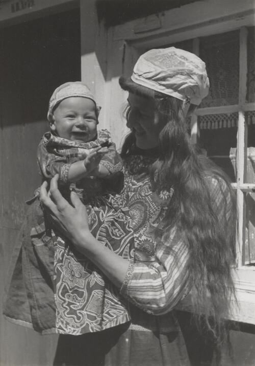 Maretje Moenis-Kes en zoon in Marker dracht, 1944