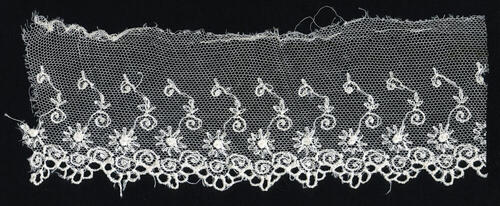 Fragment machinaal versierde tule