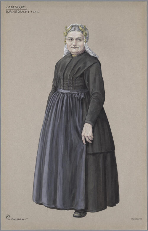 Vrouw in zondagse dracht, Zandvoort circa 1940