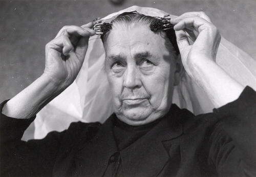Weduwe Van Dijk uit Oud-Vossemeer in Thoolse dracht, 1955