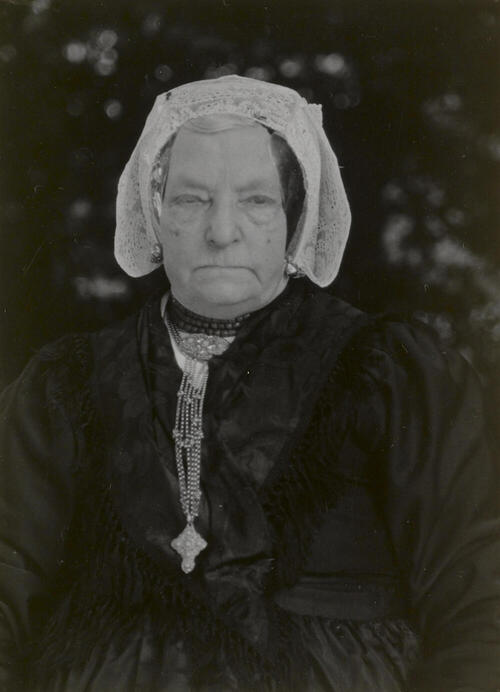 Geertruida van den Hoven in streekdracht uit Eemnes, 1952