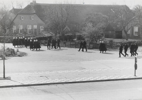 Kerkgangers ter hoogte van 'De Hoek', Staphorst, 1944