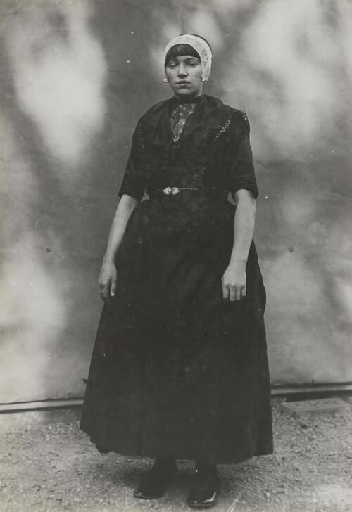 Meisje in Urker streekdracht, 1913