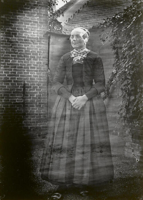 Vrouw uit Oldebroek in Veluwse streekdracht, circa 1915