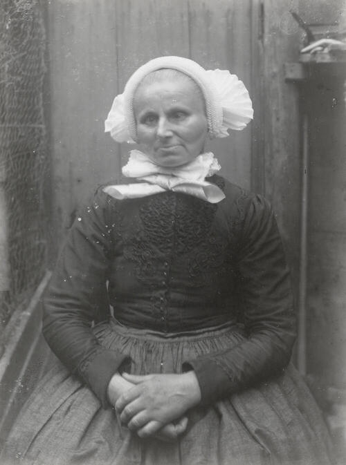 Vrouw in streekdracht uit Kampen, circa 1915