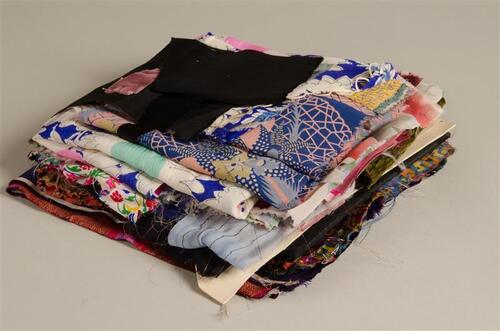 53 lapjes of textielfragmenten