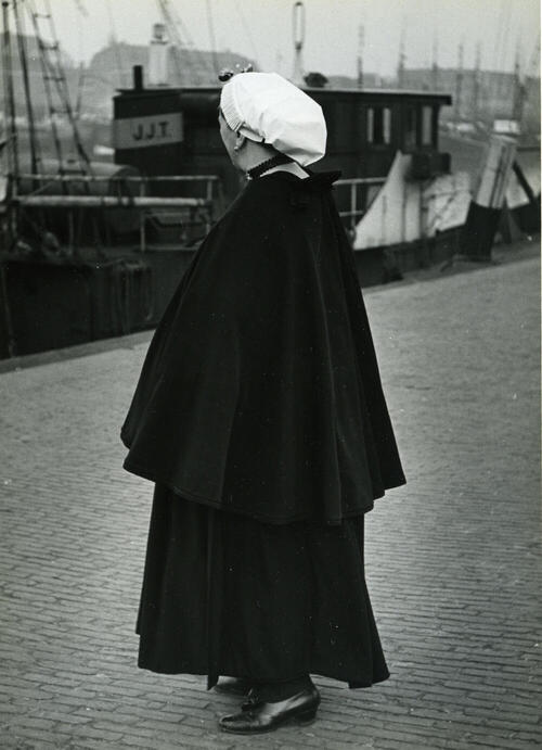 Vrouw in Scheveningse dracht, 1951