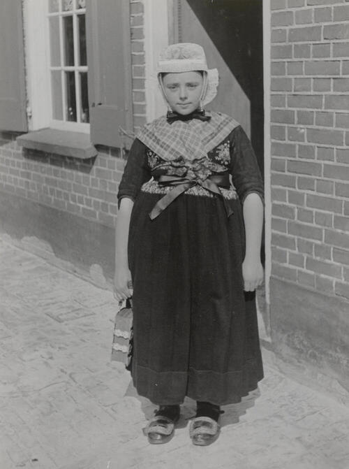 Beertje Veijer in kerkdracht, Rouveen, 1944