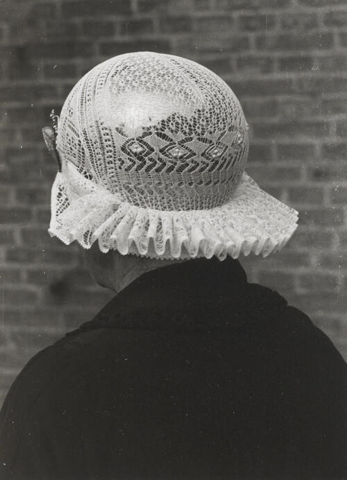 Weduwe Goslinga uit Workum in Friese dracht, 1943