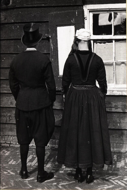 Ariaan Zondervan en Maritje Pereboom, verkleed in bruidskleding, Marken, 1945