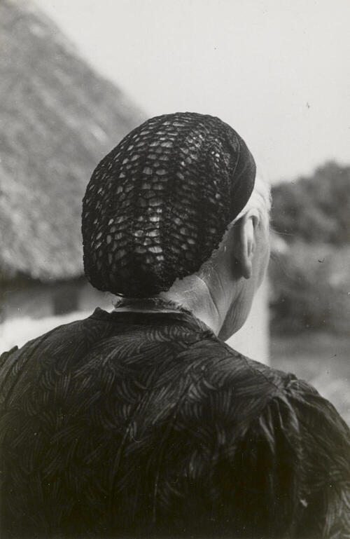 Vrouw uit Beerze in Sallandse streekdracht, 1946