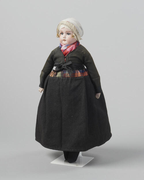Pop gekleed als ouder meisje uit Nunspeet, voor 1915