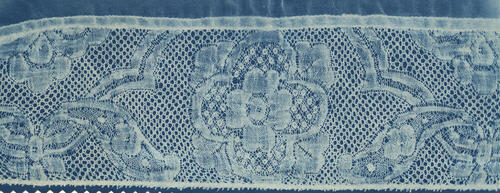 Detail 'hullekap' met Valenciennes kloskant, Marken