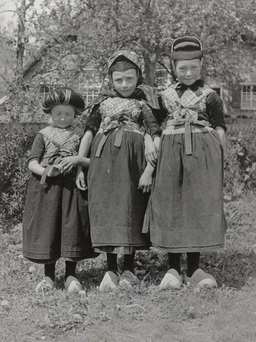 Drie zusjes in streekdracht, Rouveen, 1944