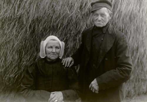 Echtpaar Hilhorst-Stalenhoef in streekdracht uit Eemnes, 1914–1934