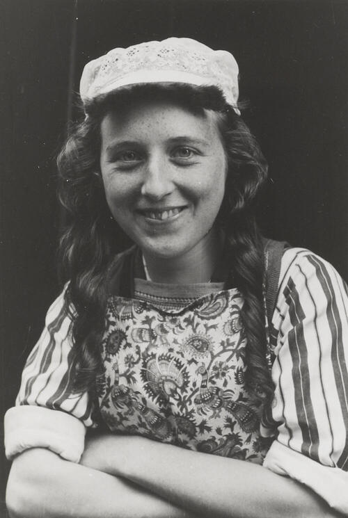 Aagje Boes in Marker dracht, 1943