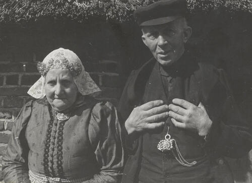 Echtpaar Schuring uit Hijken in zondagse dracht, 1944