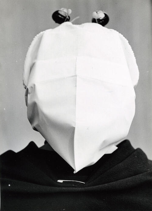 Vrouw in Scheveningse dracht, 1951