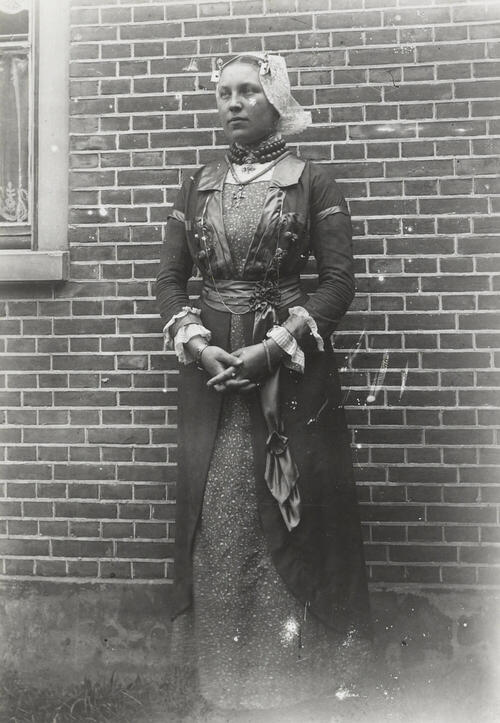 Vrouw in katholieke dracht van West-Friesland, circa 1915