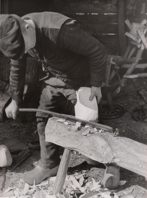 Bijsnijden van de klomp met het blokmes, Staphorst, 1944