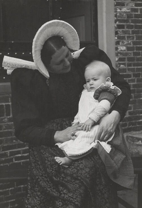 Vrouw en jongetje in streekdracht, Huizen, 1945