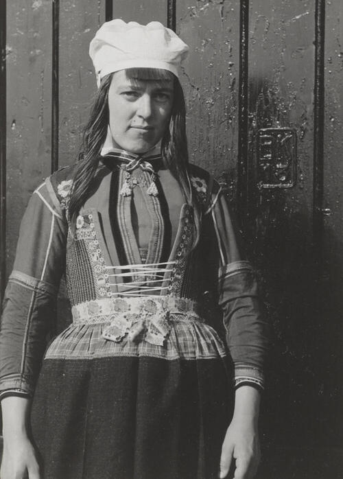 Neeltje Zondervan in Marker bruidskostuum, 1943