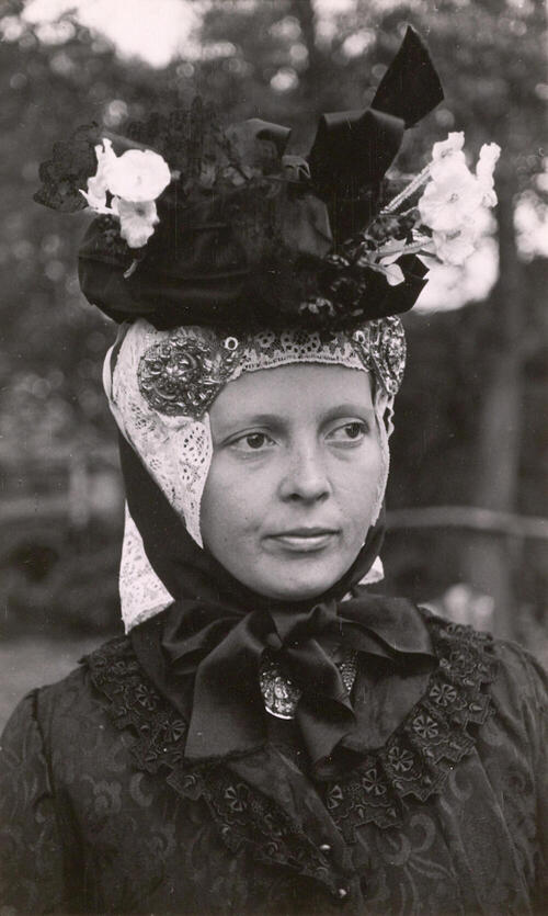 Vrouw verkleed in Drentse dracht, Oud Schoonebeek, 1946