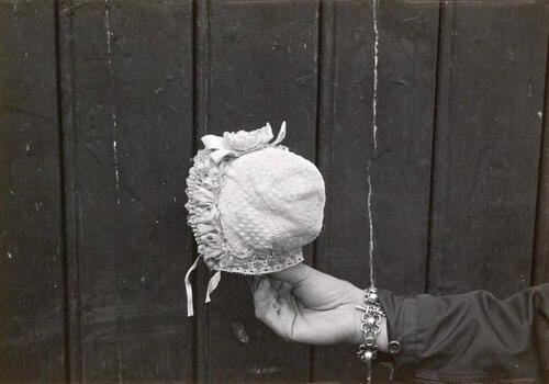 Doopmutsje uit Laren, 1952