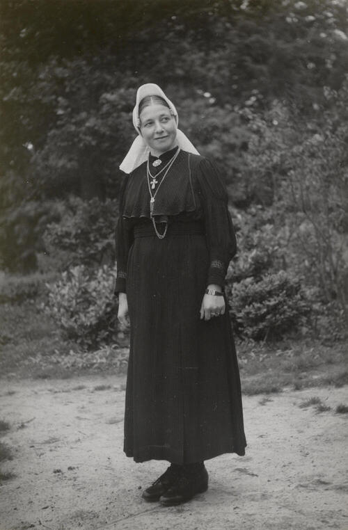 Vrouw uit Stepelo in Twentse dracht, 1946