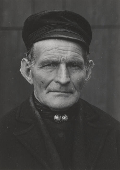 Geurt Vos in streekdracht uit Blaricum, 1952