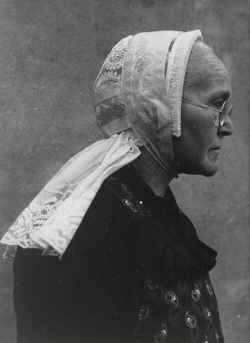 Weduwe Van der Scheer uit Veessen in Gelderse dracht, 1945