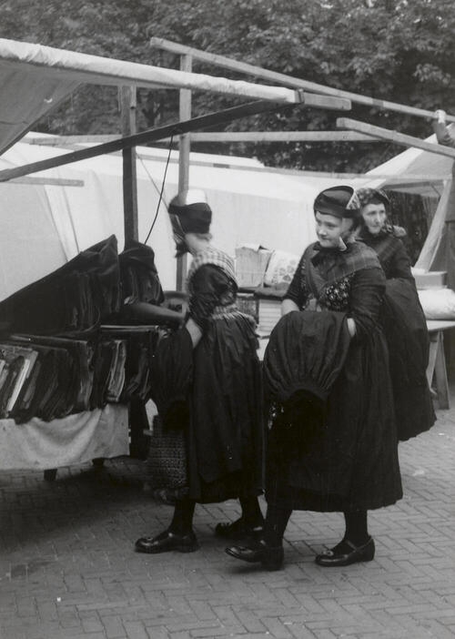 Vrouwen in Staphorster dracht op de markt, Zwolle, 1957