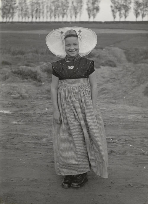Klazina van Belzen in Arnemuider dracht, 1950