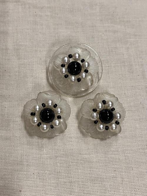 Set van oorclips en broche, bloemen van doorzichtig kunststof met zwart/witte kralen