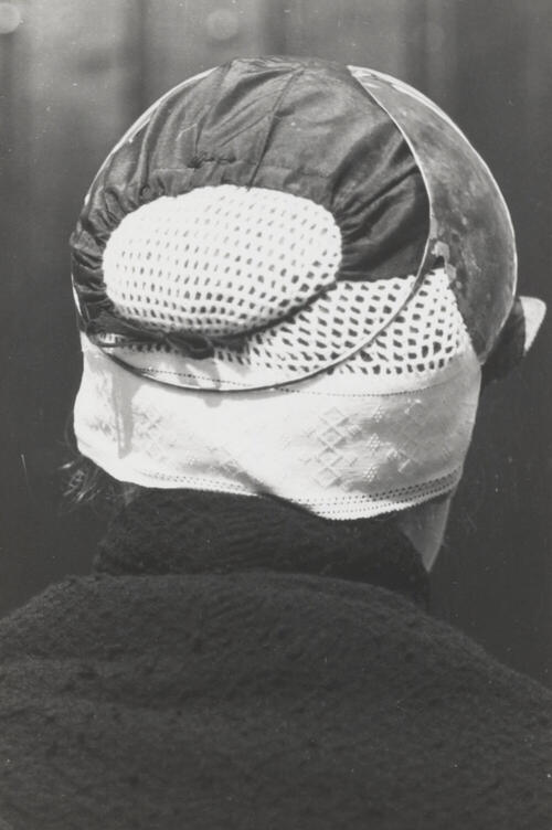 Meisje met het oorijzer van een weesmeisje uit Workum, 1944