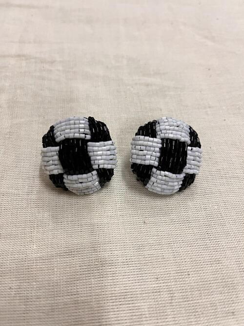 Oorclips, zwart/witte ruit met glaskralen