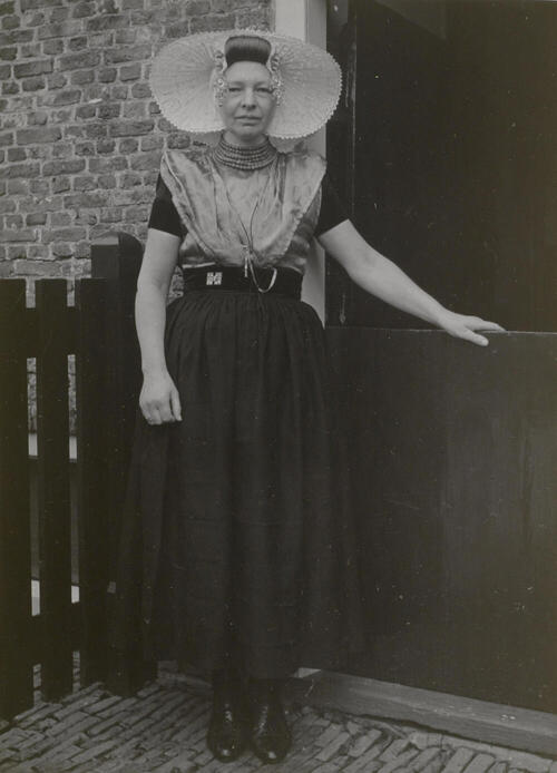 Elizabeth Baas in Nieuwlandse dracht, 1950
